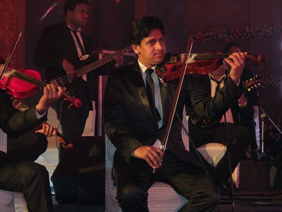 male violin player vasai-virar